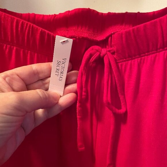 VS SOFT SHORT PAJAMA SET IN MODEL - NWT - LARGE - LIPSTICK RED - Picture 8 of 9